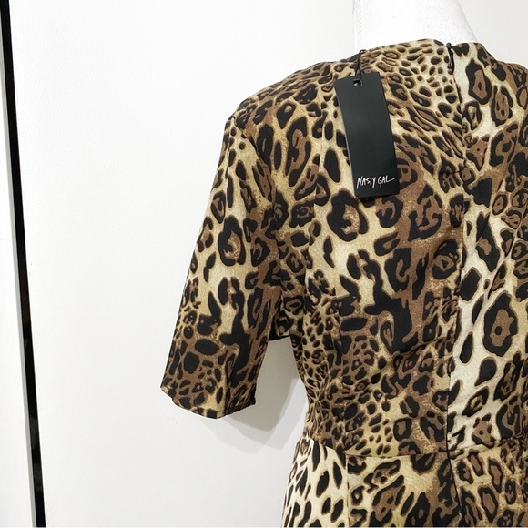 𝅺NWT NASTY GAL ANIMAL LEOPARD CINCHED SHORT SLEEVE  FAUX WRAP SLIT DRESS - 10 - Picture 8 of 14